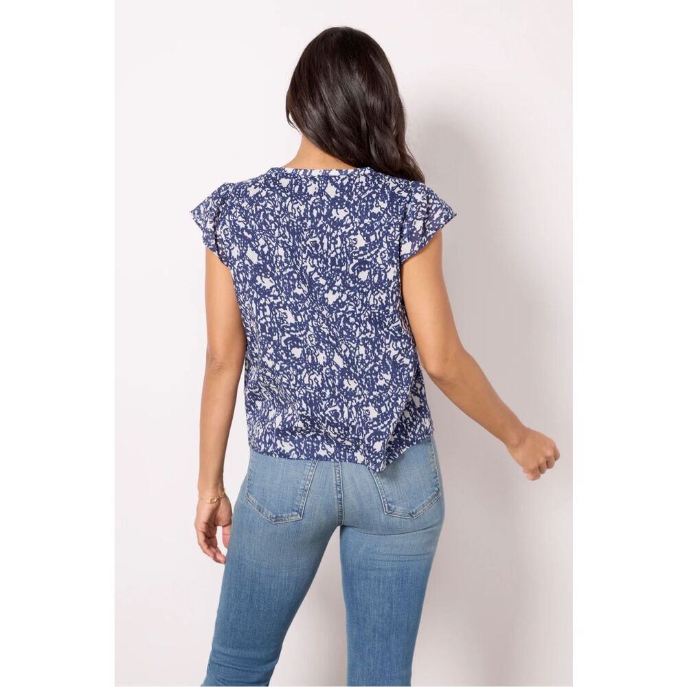 EVEREVE Women’s Navy Ivory Abstract Arden Flutter Sleeve Blouse Size Small - Picture 3 of 9